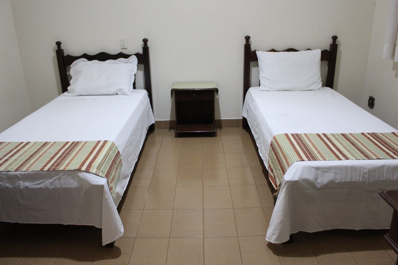 Quarto duplo com duas camas de solteiro